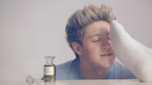 Sniffing Foot(One Direction-Our Direction) - 1