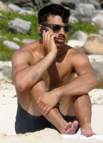 Joe-Jonas-Sighting-in-Cancun-141208-04