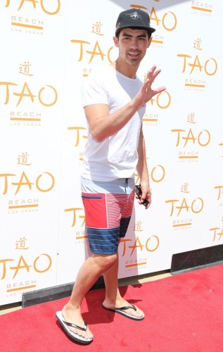 joe-jonas-tao-beach-season-opening-2012-05